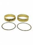 BIJUTERIAS, lote com quatro (4) braceletes confeccionados em metal dourado, sendo 2 cinzelado por frisos, medindo 6,5cm e 1 par com perolados e incrustação de pedrarias azuis, medindo 7cm. Sinais de uso.