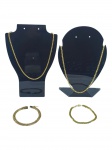 BIJUTERIAS, lote com quatro (4) peças, sendo: A) 2 cordões e B) 2 pulseiras, confeccionadas em metal dourado de modelos, tamanhos e decorações distintas, apresentam sinais de uso, cordões medindo 45,5cm e 42cm e pulseiras 19cm e 19cm.