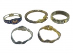 BIJUTERIAS, cinco (5) braceletes de modelos, tamanhos, e decorações distintas, sendo 4 em metal dourado e 1 em metal prateado, medindo 9cm / 6,5cm / 6,5x5cm. Sinais de uso.