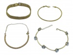 BIJUTERIAS, lote com quatro (4) pulseiras confeccionadas em metal dourado de modelos, tamanhos e decorações distintas, medindo cada 6x5,5cm, 8x5,5cm, 18,5cm e 20cm.