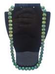 BIJUTERIA, um (1) colar com contas esféricas em possivelmente JASPER VERDE, fecho em gaveta confeccionado em metal prateado, medindo 51cm de comprimento.