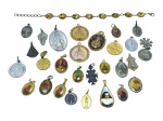 ARTE SACRA, lote com trinta (30) peças, sendo 29 medalhas e 1 pulseira de modelos, tamanhos, materiais e figuras devocionais distintas, vendidos no estado da foto, maior peça (pulseira) medindo 20 cm e menor peça (medalha) medindo 1,5x1cm.