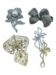 BIJUTERIAS, lote com quatro (4) broches de modelos, tamanhos, decorações e materiais distintos, sendo 2 em metal prateado com incrustação de zircônias (laçarote com sinais de oxidação), 1 em metal bicolor da SWAROVISK com incrustação de cristais translúcidos e 1 em metal dourado, maior medindo 8x3cm e menor 4x4,5cm.