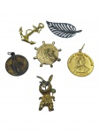 BIJUTERIAS, lote com seis (6) peças de modelos, tamanhos, decorações e materiais distintos, sendo 2 medalhas e 4 broches, vendidos no estado da foto, maior peça medindo 5,5cm e menor 3cm.