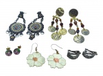 BIJUTERIAS, lote com cinco (5) pares de brincos de modelos, tamanhos e decorações distintas, sendo 3 em metal dourado e 2 em metal prateado (1 deles de pressão), apresentam sinais de uso e falhas na douração/prateação, maior medindo 8,5cm e menor 1cm.