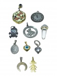 BIJUTERIAS, lote com dez (10) pingentes de modelos, tamanhos, decorações e materiais distintos, 6 em metal prateado e 4 em metal dourado, maior medindo 3,5x2,5cm e menor 1cm. Sinais de uso.