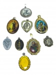 ARTE SACRA, oito (8) medalhas e pingentes religiosos, em metais diversos, com representações devocionais variadas, dentre elas santos, Virgem Maria, crucifixo e São Jorge. Lote com exemplares de diferentes formatos, maior medindo 4,5x3cm e menor 2cm.