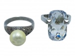 JOIAS, lote com dois (2) anéis confeccionados em PRATA DE LEI, sendo: A) 1 com incrustação de marcassitas e pérola sintética (com desgastes na pérola), aro 21 e B) 1 com incrustação de cristal translucido lapidado em facetas, contrastado 925, aro 16. Peso total bruto 12,2g.