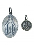 ARTE SACRA, duas (2) medalhas devocionais, confeccionadas em PRATA DE LEI, sendo: A) 1 medalha oval de Nossa Senhora das Graças, conhecida como Medalha Milagrosa, com monograma mariano no reverso, medindo 3x2cm e B) 1 medalha circular com representação da Basílica do Sagrado Coração de Montmartre e, no anverso, Santa Teresinha, medindo 1,5cm, peso total 7,2g.