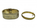 BIJUTERIAS, lote com dois (2) braceletes, confeccionados em metal dourado, sendo: A) 1 em metal escovado, cinzelado por elementos vegetalistas e fecho com trava lateral, medindo 20cm de comprimento e B) 1 com rico cinzelado de cachos de uva e folhas de parreira, fecho lateral com pega ladrão, medindo 6cm.