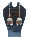 BIJUTERIA ORIENTAL, um (1) colar jhumka (é um estilo icônico de brincos em formato de sino originário do subcontinente indiano. Seu design clássico consiste em uma base (geralmente um pino ou argola) da qual pende um elemento oco em forma de cúpula, muitas vezes adornado com pequenos guizos ou pérolas que emitem um som suave ao se movimentar), confeccionado em metal prateado, elos vazados com falhas na prateação, não possui fecho, pendantes em missangas na tonalidade vermelha/coral, medindo 85cm de comprimento.