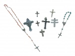 ARTE SACRA, lote com nove (9) peças sacras de modelos, tamanhos e decorações distintas, sendo 2 terços, 5 crucifixos e 2 cruz, confeccionados em metal prateado, maior peça medindo 24,5cm e menor 2x1,5cm.