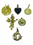 BIJUTERIAS, lote com seis (6) pingentes confeccionados em metal dourado de modelos, tamanhos e decorações distintas, maior medindo 3,5cm e menor 1,5cm.