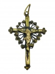 ARTE SACRA, um (1) pingente/crucifixo confeccionado em metal dourado, cinzelado por flores em vazados e bordas recortadas, medindo 3x2cm.