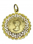 BIJUTERIA, um (1) pingente confeccionado em metal dourado representando moeda da República Argentina de 1895, laterais em vazados e bordas onduladas, medindo 2,5cm de diâmetro.