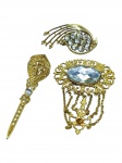 BIJUTERIAS, lote com três (3) broches, confeccionados em metal dourado, de modelos, tamanhos e decorações distintas, com incrustações de pedrarias sintéticas, medindo cada 8,5cm, 8x6cm e 5,5x3cm.