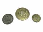 NUMISMÁTICA, três (3) peças, sendo: A) uma (1) moeda de 1 Un Peso, datada de 1933, da República do Chile, med.: 3cm; B) uma (1) medalha comemorativa da Exposição Filatélica Internacional, Lisboa, 1953, com gravação no reverso, med.: 4cm e C) uma (1) libra esterlina do Reino Unido, cunhada em 1983, anverso: Retrato da Rainha Elizabeth II e reverso: Brasão Real, medindo 2cm.