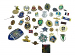 MILITARIA, lote contendo quarenta (40) insígnias, distintivos, broches, pins e condecorações em metal esmaltado e outros materiais, reunindo exemplares de temática militar, naval, cívica e institucional, nacionais e estrangeiros, com diferentes formatos, cores e brasões. Lote vendido no estado, apresentando sinais do tempo, uso, oxidação, desgastes e perdas pontuais, maior medindo 5,5x4cm e menor 1,5cm.