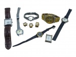 RELÓGIOS, onze (11) relógios de modelos, tamanhos, decorações, marcas e materiais distintos, alguns de marca como SWATCH, OMODOX e etc... porém, sem garantia de funcionamento ou autenticidade, vendidos no estado da foto, maior caixa medindo 4cm e menor 1,5x1,5cm, sinais de uso, alguns com oxidações.