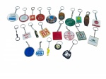 DIVERSOS, lote com vinte e três (23) chaveiros, de modelos, tamanhos e decorações distintas, vendidos no estado da foto, alguns com ausência da argola.