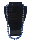 BIJUTERIA, um (1) colar, com contas esféricas confeccionadas em ágata na tonalidade azul com realces esbranquiçados, fecho tipo rosca em metal dourado, medindo 53,5cm de comprimento.