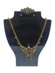BIJUTERIA, conjunto c/ duas (2) peças, sendo: A) colar e  B) broche, confeccionados em metal dourado, com aplicações granada. Colar de composição rendilhada, com pingente central ornado e pendentes móveis, acompanhado de broche de desenho geométrico. Peças apresentando sinais do tempo e de uso, colar medindo 42cm e broche 3,5x1,5cm.