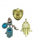 BIJUTERIAS, lote com cinco (5) pingentes, sendo: A) um (1) pingente em metal dourado representando máscara estilizada, medindo 3x3cm; B) um (1) pingente em metal dourado representando mão de Fátima, vazada, medindo 4x3cm e  C) um (1) pingente composto por mão de Fátima, cavalo-marinho e cabochão com pedras em tons de azul 4x3cm.