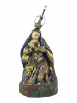 ARTE SACRA, séc. XIX, uma (1) imaginária de Nossa Senhora das Dores sentada (também conhecida como Mater Dolorosa), confeccionada em madeira entalhada a mão, olhos em vidro, patina envelhecida na tonalidade azul com realces florais em policromia e folha de ouro, acompanha coroa em metal prateado com cinzelado em vazados, medindo sem a coroa 25cm de altura e coroa 9cm.
