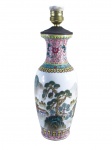 ABAJUR, um (1) vaso adaptado para abajur, para uma lâmpada, confeccionado em porcelana oriental na tonalidade branca, decorada em policromia com paisagem oriental, árvores, arquitetura, flores e caracteres, nuvens e elementos florais sobre fundo rosa, guarnições metálicas, necessita revisão na parte elétrica, medindo 37cm de altura.