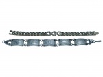 BIJUTERIAS, duas (2) pulseiras em metal prateado, sendo: A) uma (1) pulseira de malha articulada e corações em vazados, medindo 19cm de comprimento e  B) uma (1) pulseira composta por placas com paisagens do Rio de Janeiro em relevo, medindo 19,5cm.