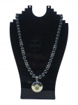 JOIA, um (1) colar com contas em HEMATITA e PRATA DE LEI, fecho tipo lagosta, pingente circular filetado a ouro com incrustação de cristal facetado, medindo 41cm de comprimento.