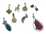 BIJUTERIAS, lote com nove (9) pingentes de modelos, tamanhos, decorações e materiais distintos, vendidos no estado da foto, maior medindo 3cm e menor 0,5cm.
