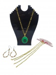 BIJUTERIAS, lote com sete (7) peças confeccionadas em metal dourado, sendo: A) um (1) colar em metal dourado com pingente oval e incrustação de pedra na tonalidade verde, medindo 52,5cm de comprimento, B) um (1) par de brincos pendentes com contas em madre pérola e possivelmente coral, medindo 4,5cm e C) quatro (4) pulseiras/correntes, medindo 19,5cm de comprimento.