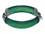 BIJUTERIA, um (1) bracelete confeccionado em metal prateado com placas curvas em ágata ou similar na tonalidade verde, medindo 16cm de comprimento.