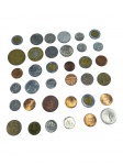 NUMISMÁTICA, trinta (30) moedas estrangeiras distintas, de metais, tamanhos, valores e períodos variados.