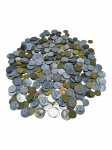 NUMISMÁTICA, lote com aproximadamente cento e cinquenta (+150) moedas nacionais e estrangeiras distintas, de metais, tamanhos, valores e períodos variados.