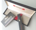 Fashion Luxo Coleção, Estojo da Caneta Ferrari Fórmula com Certificado, e 2 refis originais, impresso Les Ateliers ABC - Paris France. F285S Stilografiche - Stylos Pens. Caixinha com 2 Refis aparentando recarregáveis, 6120F ressecados, Rolling Ball Blue (para referência).  Medindo 18 x 6,5cm total
