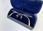 Vintage Fashion Luxo, Coleção, Armação de Óculos Art Deco, da BL Bausch & Lomb, em plaque de ouro branco 1/10 12K G.F. `7` medindo 11,2cm entre as dobradiças. Acompanha estojo antigo de época, de chapa e forrado veludo azul