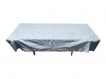 CAMA, MESA & BANHO, uma (1) toalha de mesa retangular confeccionada em tecido na tonalidade branca, com bordados vazados e ornatos floralizantes distribuídos no campo central, cantos e abas, apresentando manchas de guardado, medindo 224x165cm.
