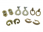 BIJUTERIAS, lote com cinco (5) pares de brincos de modelos, tamanhos e decorações distintas, sendo quatro em metal dourado (1 de pressão e 3 para orelha furada), e 1 em metal prateado (para orelha furada), maior medindo 4cm e menor 2cm. Sinais de uso.