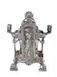 METAL PRATEADO - (1) Suporte para floreira confeccionado em metal espessurado à prata , em estilo Art Nouveau, ricamente ornada com figura feminina em relevo na parte frontal, ladeada por elementos florais e linhas sinuosas características do estilo. Estrutura vazada, com apoios recortados e pés ornamentados, possivelmente WMF  , medida : 19 x 15 x 9 cm , ausência de uma guirlanda de flores .