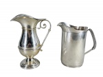 METAL PRATEADO/ EBERLE   - Lote com (2) jarras / refresqueira confeccionadas em metal espessurado à prata  da manufatura Eberle , modelos distintos , medidas : 21 x 16 cm e 26 x 17 cm , possui pequenas mossas .