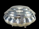 METAL PRATEADO - (1) Caixa confeccionada em metal espessurado à prata , de formato bojudo, corpo gomado e superfície martelada, apoiada sobre pés curvos , tampa necessita de solda , medida : 13 x 20 x 17 cm