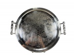 METAL PRATEADO / EBERLE - (1) Bandeja redonda confecccionada em metal espessurado à prata da manufatura Eberle , fundo ricamente cinzelado por elementos vegetalistas , alças vazadas , medida : 50 X 45 cm