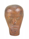 ARTE POPULAR - Um ex-voto confeccionado em madeira representando "Cabeça Masculina". Altura 14 cm , possui uma rachadura