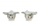 VIDRO - Par de cúpulas em vidro translúcido decoradas com motivos florais e bordas onduladas , medida do bocal : 5,5 cm , medida total : 7,5 x 13 ,5 cm , uma possui pequeno bicado na borda