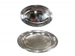 METAL PRATEADO, duas (2) travessas, sendo: A) 1 oval, medindo 41,5x27cm e B) 1 redonda, medindo 35cm, confeccionados em metal espessurado a prata da manufatura FRACALANZA, bordas cinzeladas em caneluras e fitas cruzadas, apresentam sinais de uso.