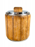 DIVERSOS, um (1) balde para gelo, confeccionado em madeira de duas tonalidades, guarnições em metal prateado com sinais de oxidação, recipiente interno em material plástico, medindo 25x20cm.