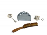 METAL PRATEADO, lote com quatro (4) peças, sendo: A) 1 pá e 1 escova cata migalhas, confeccionados em metal niquelado, pá medindo 18x18cm e escova 26cm, B) 1 concha para molhos de origem inglesa, com cabo cinzelado por perolados e monograma, falhas na prateação, e C) 1 coador para chá da manufatura EBERLE, confeccionada em metal espessurado a prata, medindo 5x11x5,5cm.