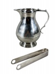 METAL PRATEADO, lote com duas (2) peças, confeccionadas em metal espessurado a prata, sendo: A) 1 jarra, possivelmente inglesa, com vestígios de marcação no fundo, bojo liso com friso horizontal em baixo relevo e alça recortada, apoiada sobre base escalonada, medindo 19x17,5x7,5cm e B) ST. JAMES, 1 pegador de gelo, liso, medindo 18cm.